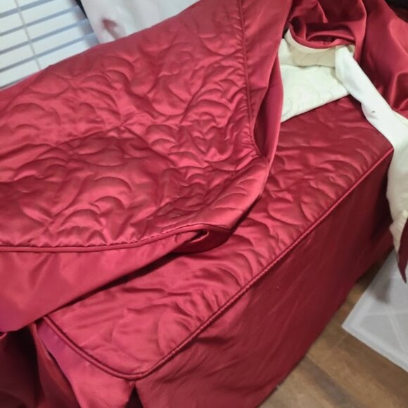 2 Twin Quilted Maroon Bedspreads - Picture 5 of 6